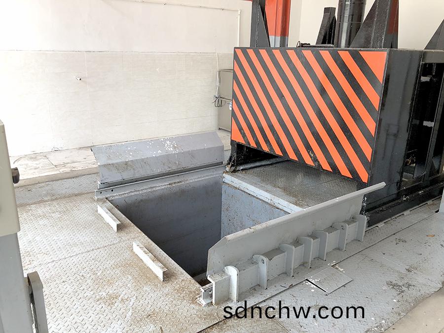 垂(chui)直(zhi)式垃(la)圾壓(ya)縮設備(bei)（雙缸 8噸(dun)）